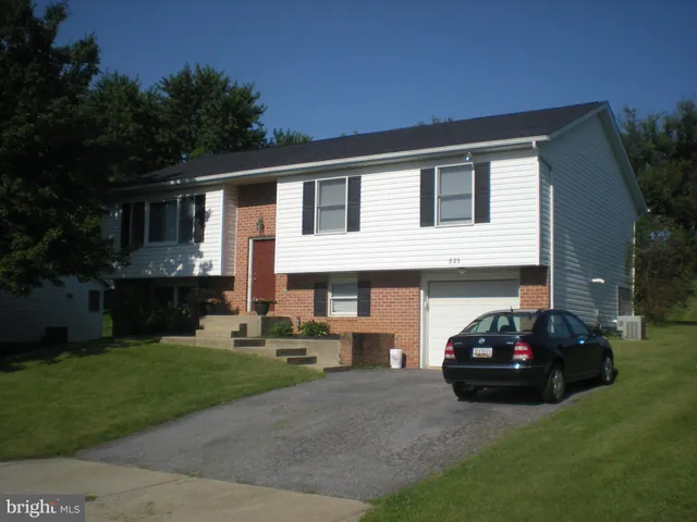 a car parked in front of white house