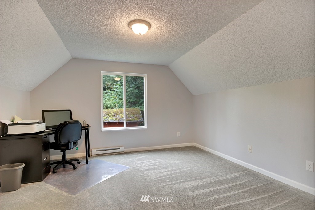 17427 Southeast Covington Sawyer Road Kent, WA 98042 - Photo 13 of 17 Gallery Image 13