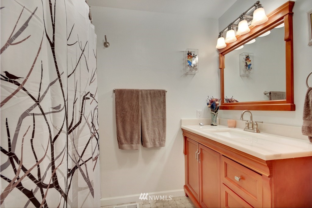 17427 Southeast Covington Sawyer Road Kent, WA 98042 - Photo 9 of 17 Gallery Image 9