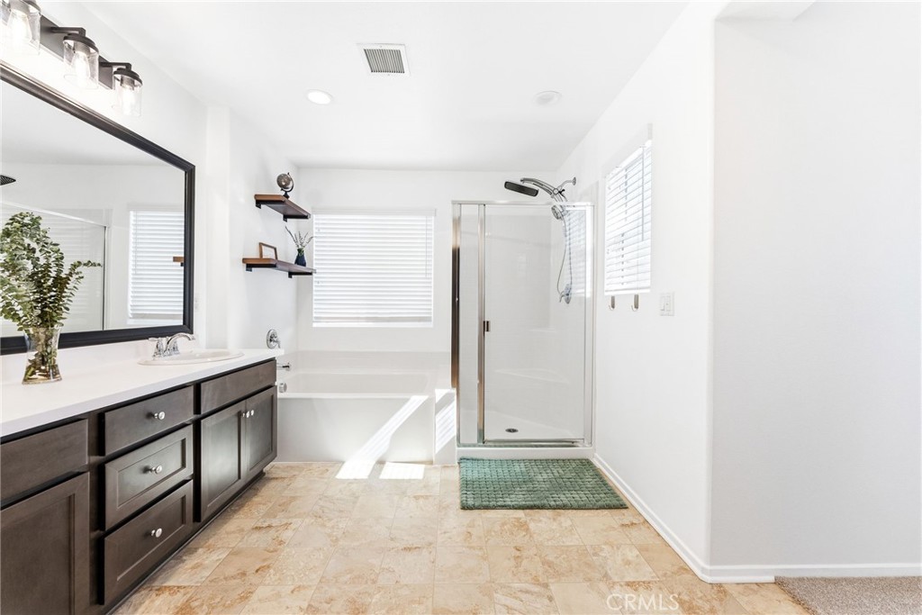 205 Windsor Grey Way Fallbrook, CA 92028 - Photo 21 of 43 Primary Bathroom