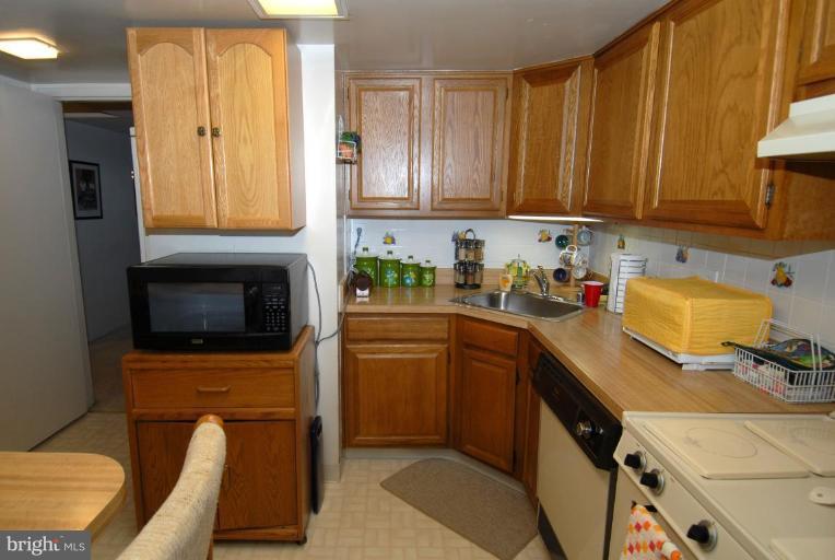 1412 Northgate Square, Unit 12/12B Reston, VA 20190 - Photo 10 of 18 Kitchen