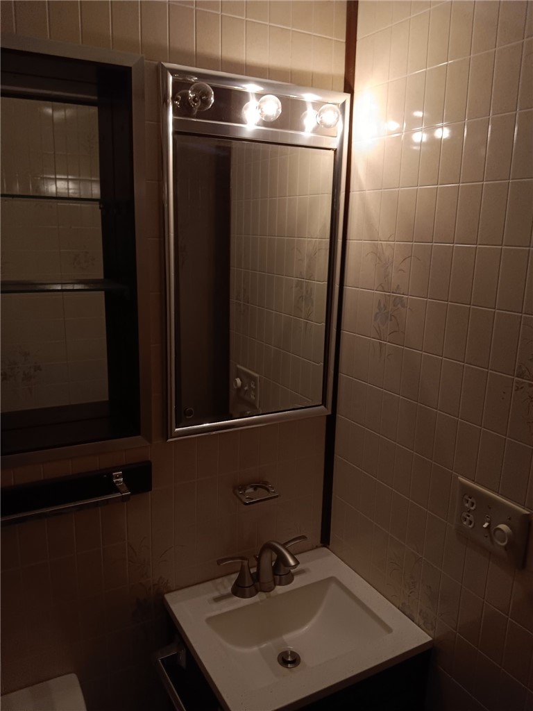 5 Barre Court Warwick, RI 02886 - Photo 9 of 14