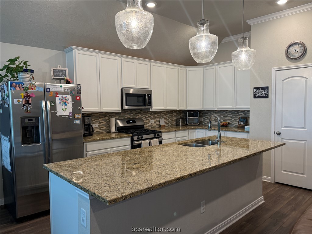 4262 Harding Way Bryan, TX 77802 - Photo 11 of 34