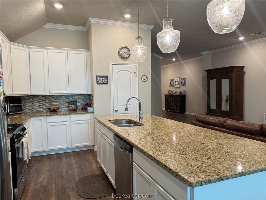 4262 Harding Way Bryan, TX 77802 - Photo 12 of 34