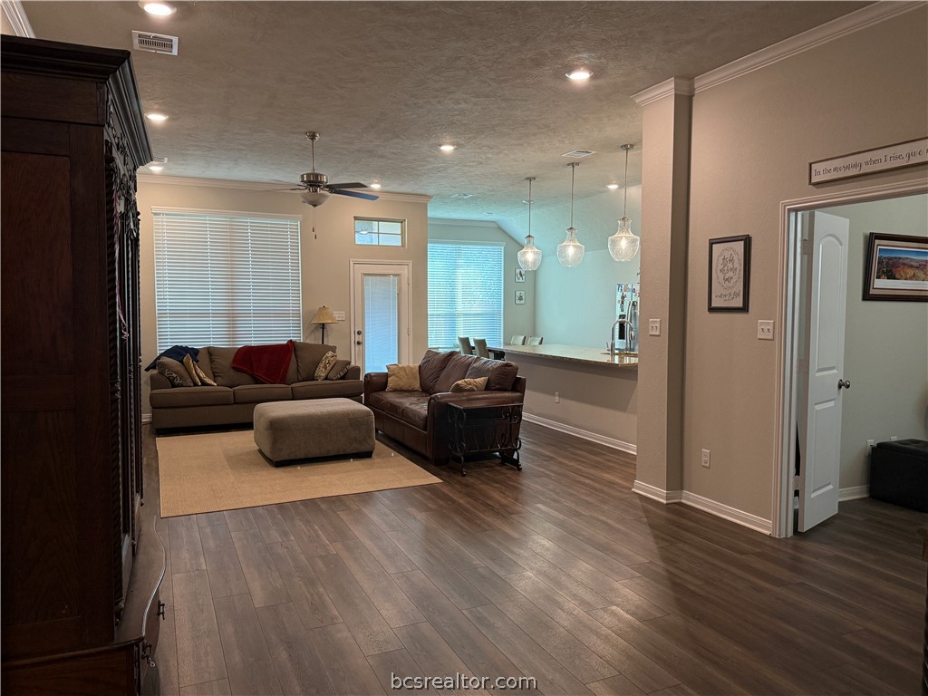 4262 Harding Way Bryan, TX 77802 - Photo 9 of 34