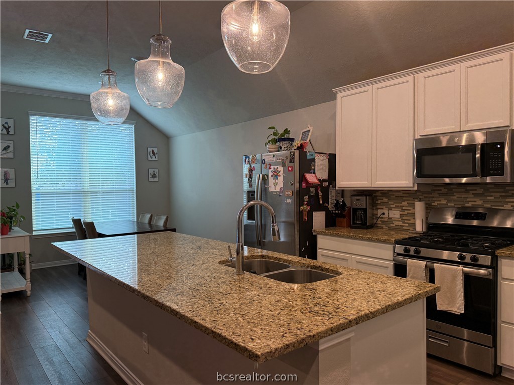 4262 Harding Way Bryan, TX 77802 - Photo 10 of 34