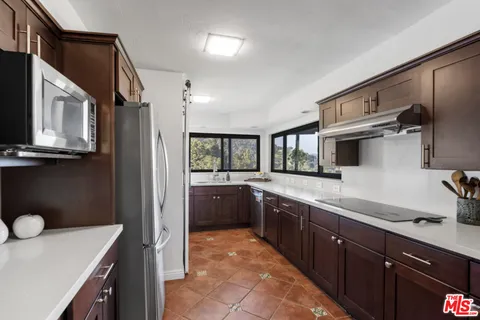 $1,595,000 | 19901 Grand View Drive, Topanga, CA 90290