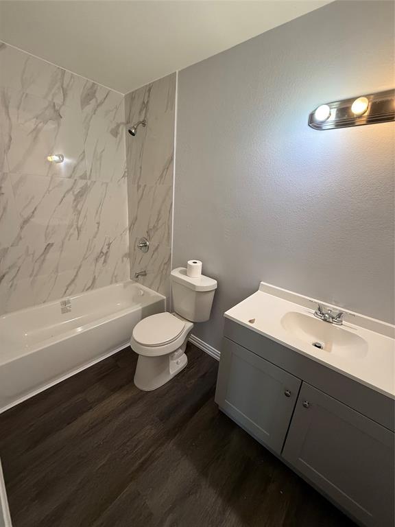 12482 Abrams Road, Unit 1427 Dallas, TX 75243 - Photo 8 of 10 a bathroom with a toilet a sink and bathtub
