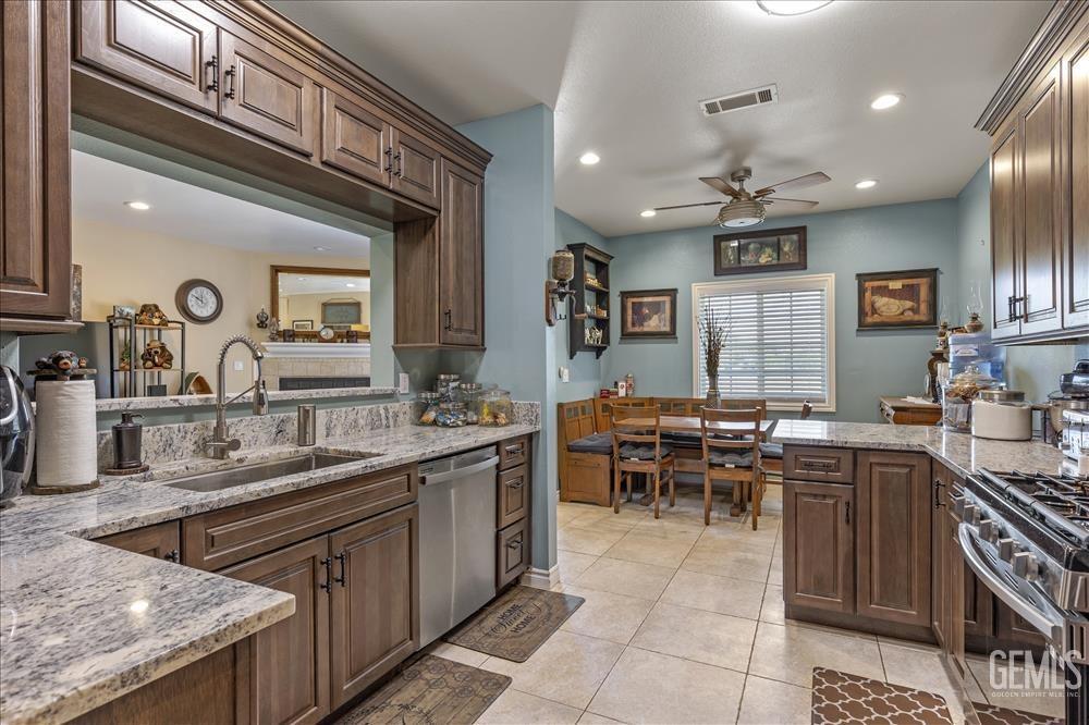 Undisclosed Address Tehachapi, CA 93561 - Photo 7 of 29 a kitchen with lots of counter top space