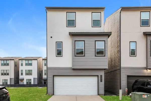 $2,085 | 18519 Centro Row, Conroe, TX 77385