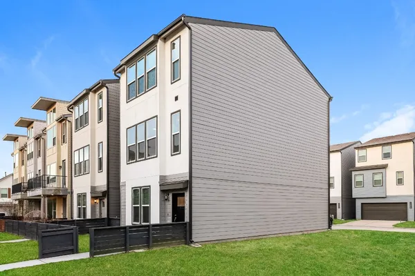 $2,085 | 18519 Centro Row, Conroe, TX 77385