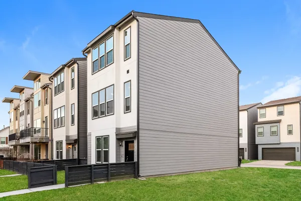 $1,985 | 18519 Centro Row, Conroe, TX 77385