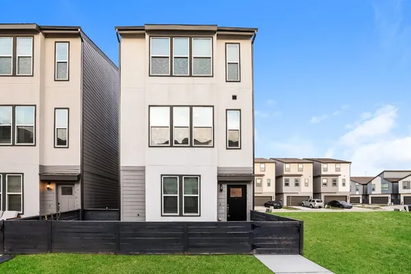 $2,085 | 18519 Centro Row, Conroe, TX 77385