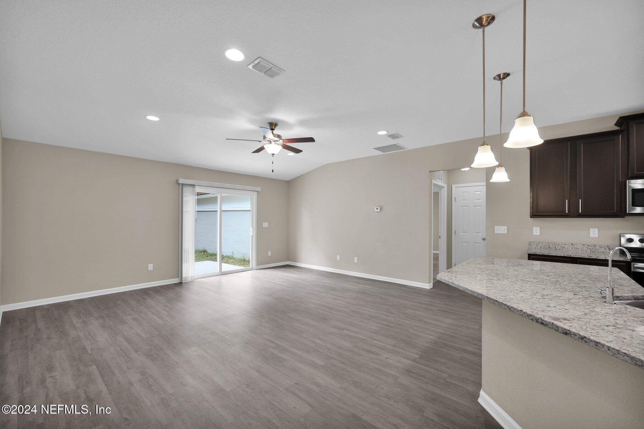 5340 Bedford Road Jacksonville, FL 32207 - Photo 16 of 44 Living Room