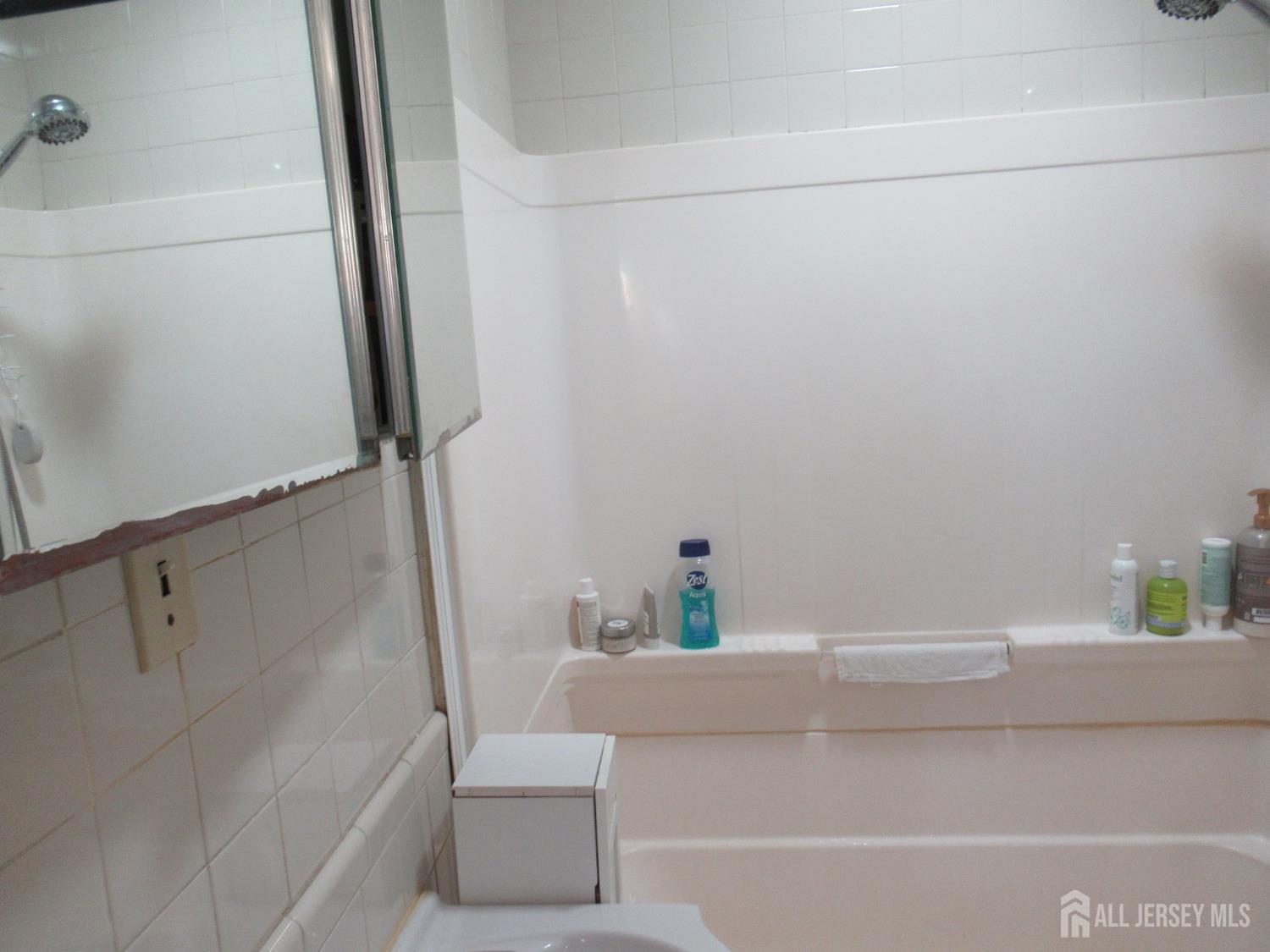 82 Pulaski Avenue Carteret, NJ 07008 - Photo 30 of 47 a bathroom with a bathtub