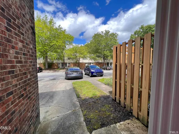 $1,800 | 220 Elizabeth Street, Unit E6, Chapel Hill, NC 27514