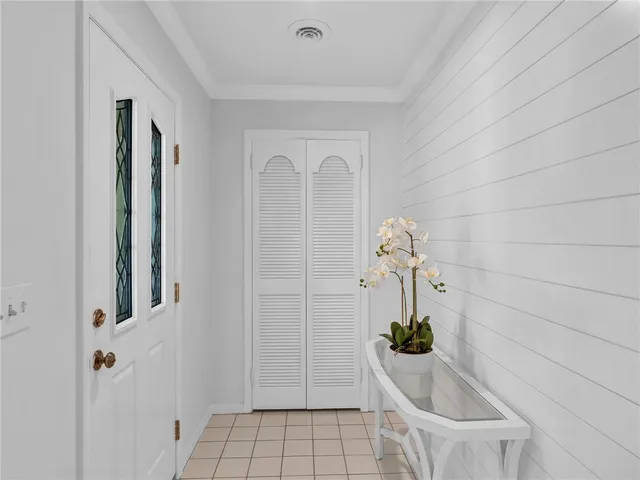 a bath room with a bathtub