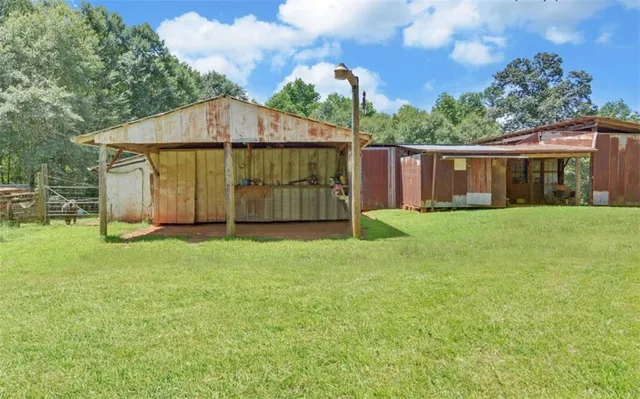 a view of a backyard