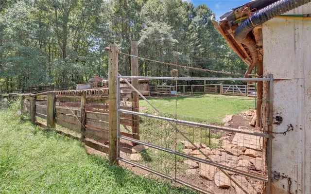 a view of a backyard