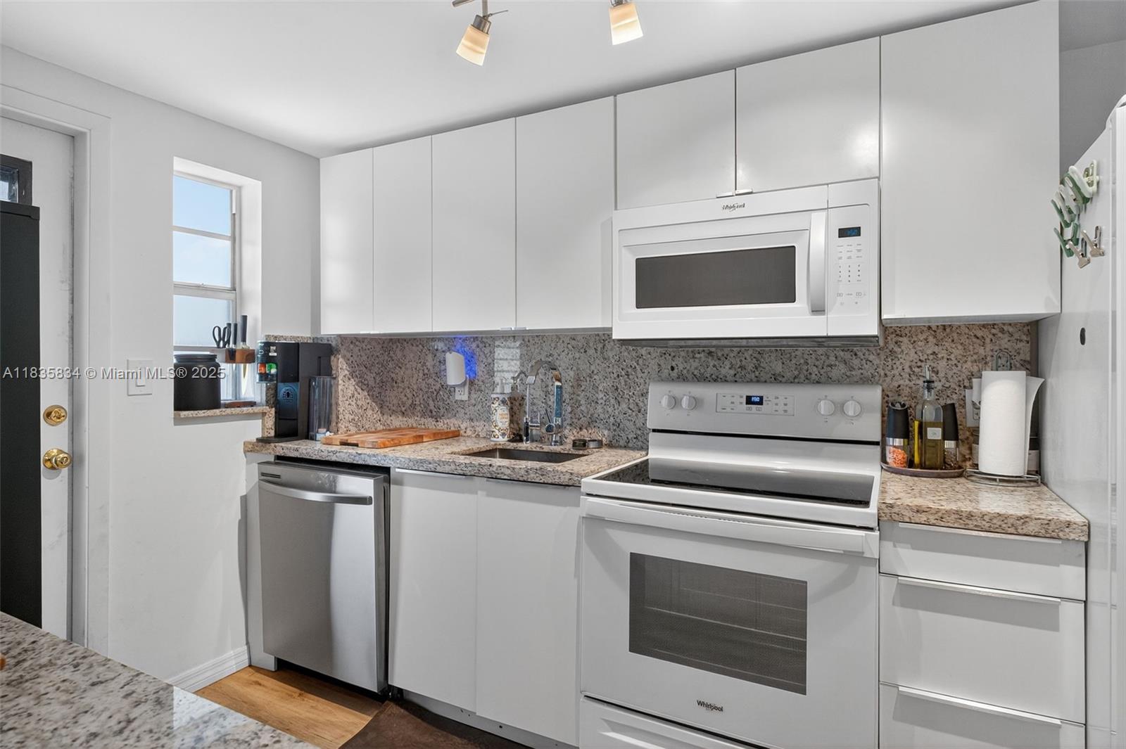 1340 Lincoln Road, Unit 403 Miami Beach, FL 33139 - Photo 7 of 35