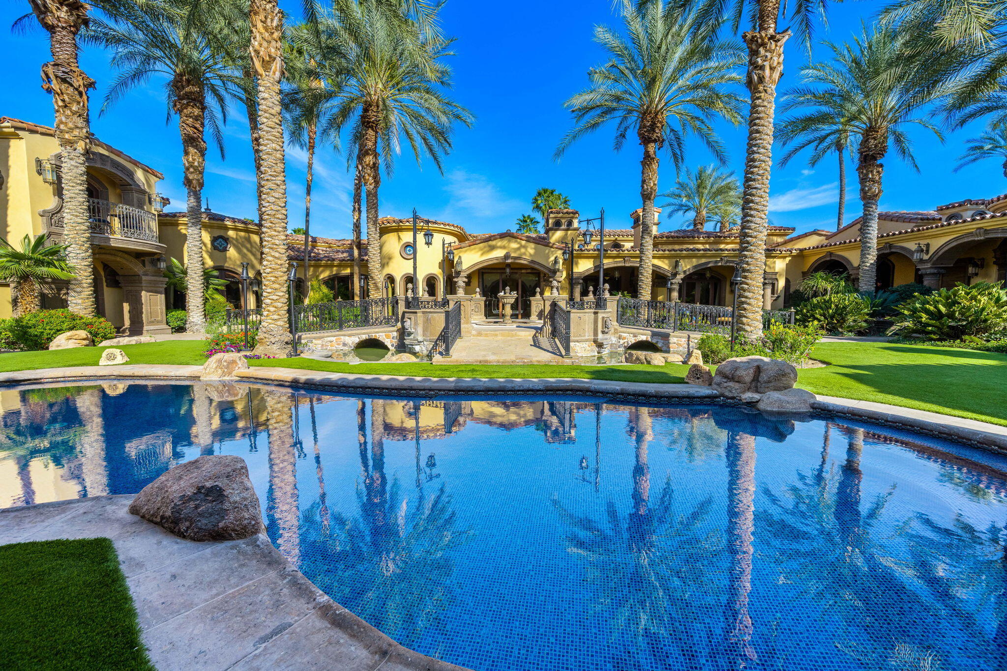 14 Strauss Terrace Rancho Mirage, CA 92270 - Photo 20 of 115 a view of a house with a swimming pool and sitting area