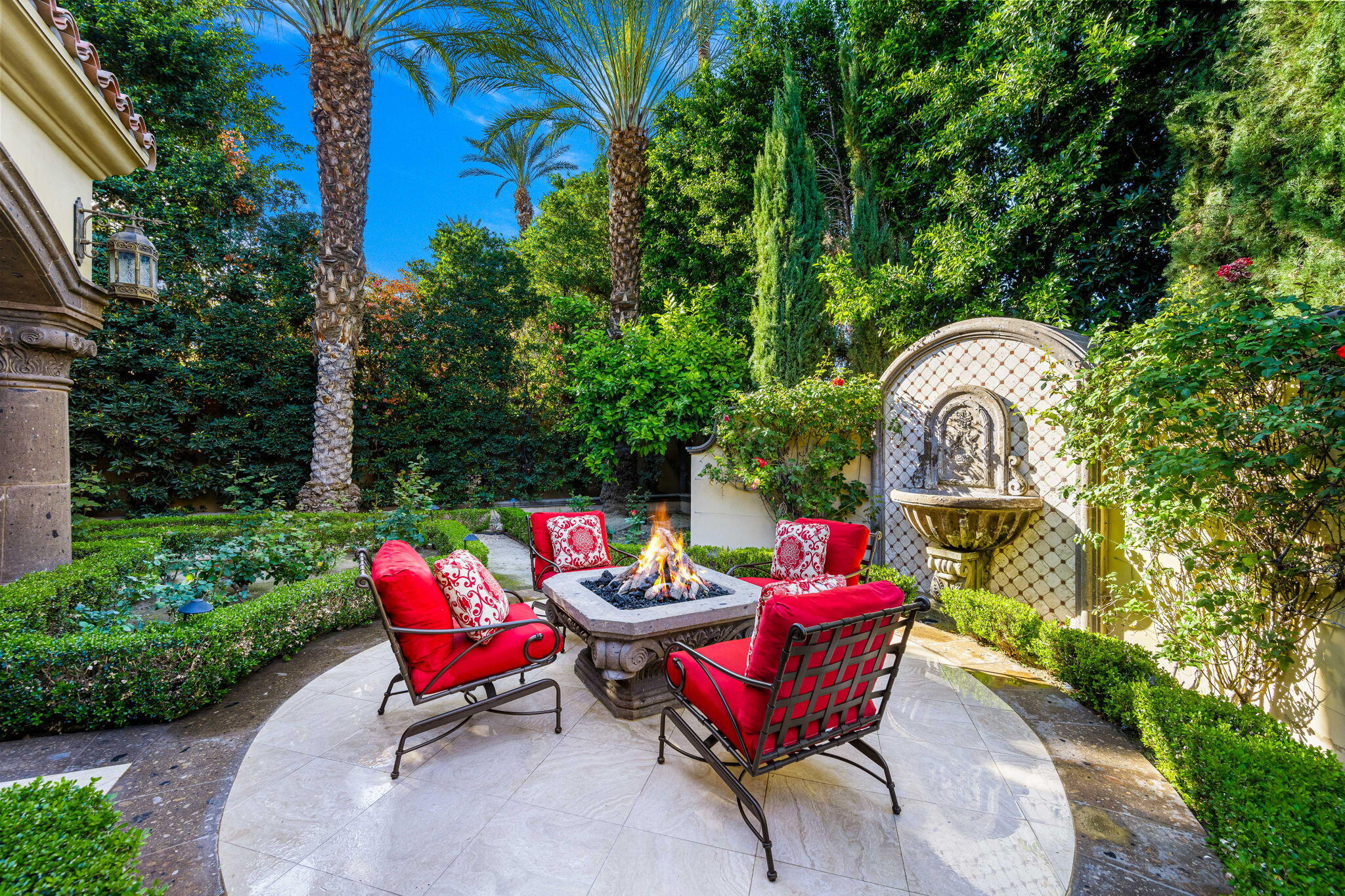 14 Strauss Terrace Rancho Mirage, CA 92270 - Photo 34 of 115 a backyard of a house with table and chairs