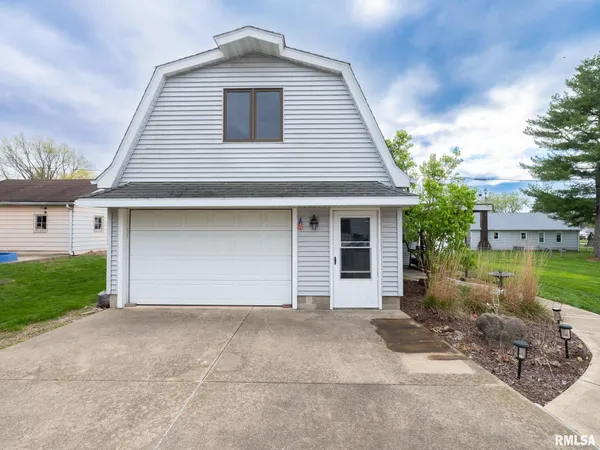 $199,900 | 208 West Missouri Street, Spring Bay, IL 61611