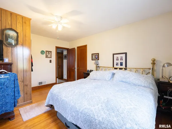 $199,900 | 208 West Missouri Street, Spring Bay, IL 61611