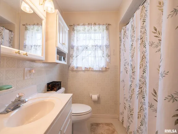 $199,900 | 208 West Missouri Street, Spring Bay, IL 61611