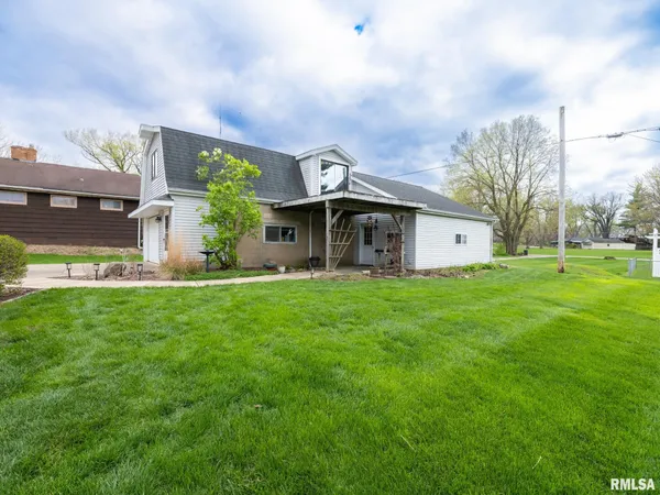 $199,900 | 208 West Missouri Street, Spring Bay, IL 61611