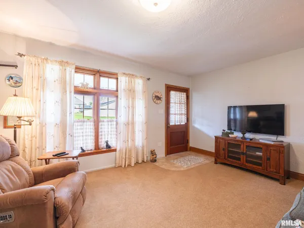 $199,900 | 208 West Missouri Street, Spring Bay, IL 61611
