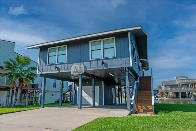 $499,000 | 4729 Jolly Roger Road, Jamaica Beach, TX 77554
