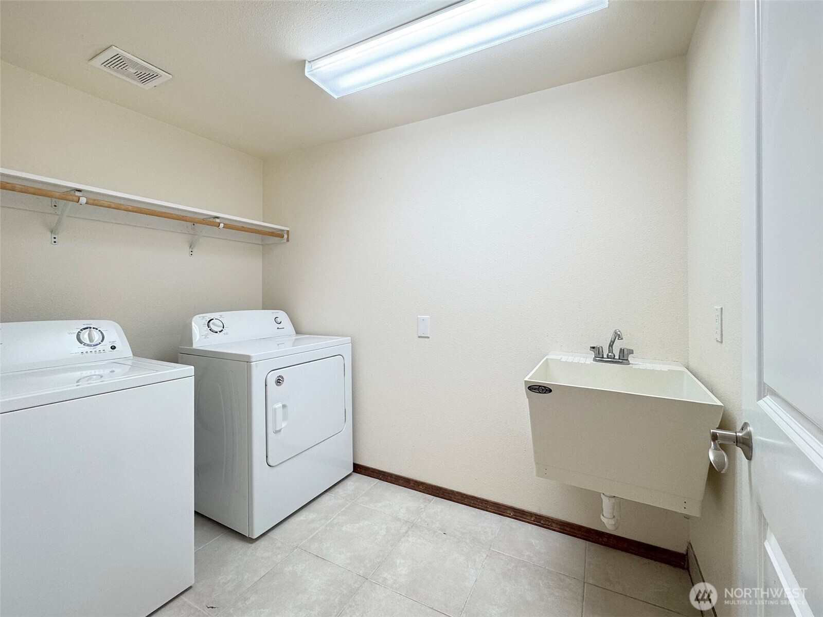 60 Alderwood Drive Sequim, WA 98382 - Photo 31 of 40 a utility room with dryer and washer
