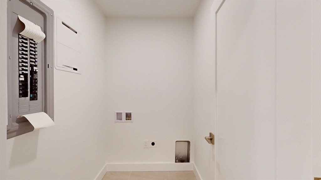 140 Columbia Street, Unit 1 Brookline, MA 02446 - Photo 23 of 41 a bathroom with a bathtub