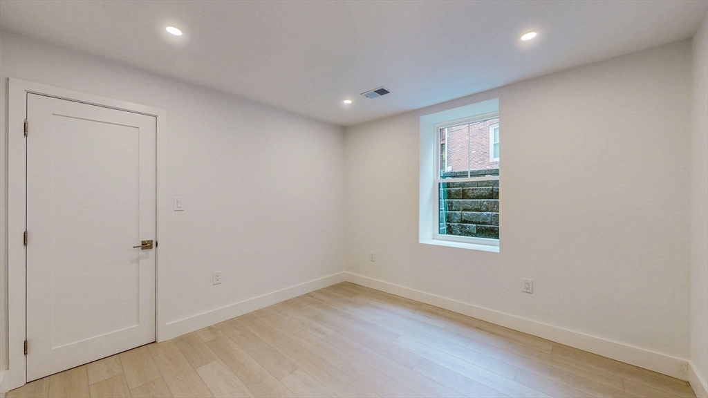 140 Columbia Street, Unit 1 Brookline, MA 02446 - Photo 36 of 41 an empty room with a window