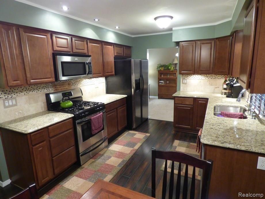22563 Deerfield Road Novi, MI 48375 - Photo 4 of 44 P1190984.jpg
