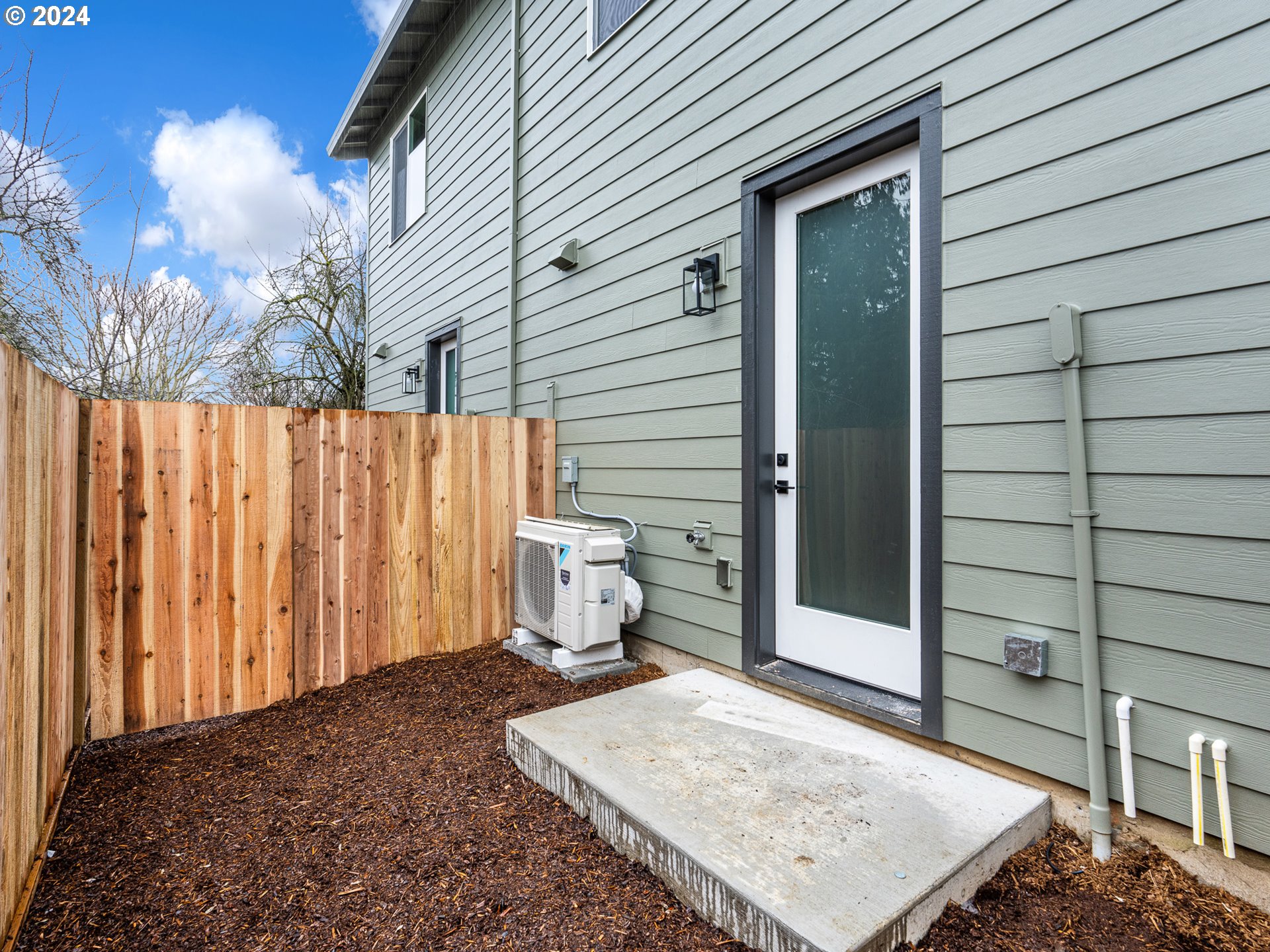 8524 North Endicott Avenue, Unit 2 Portland, OR 97217 - Photo 12 of 12 a view of backyard of a house