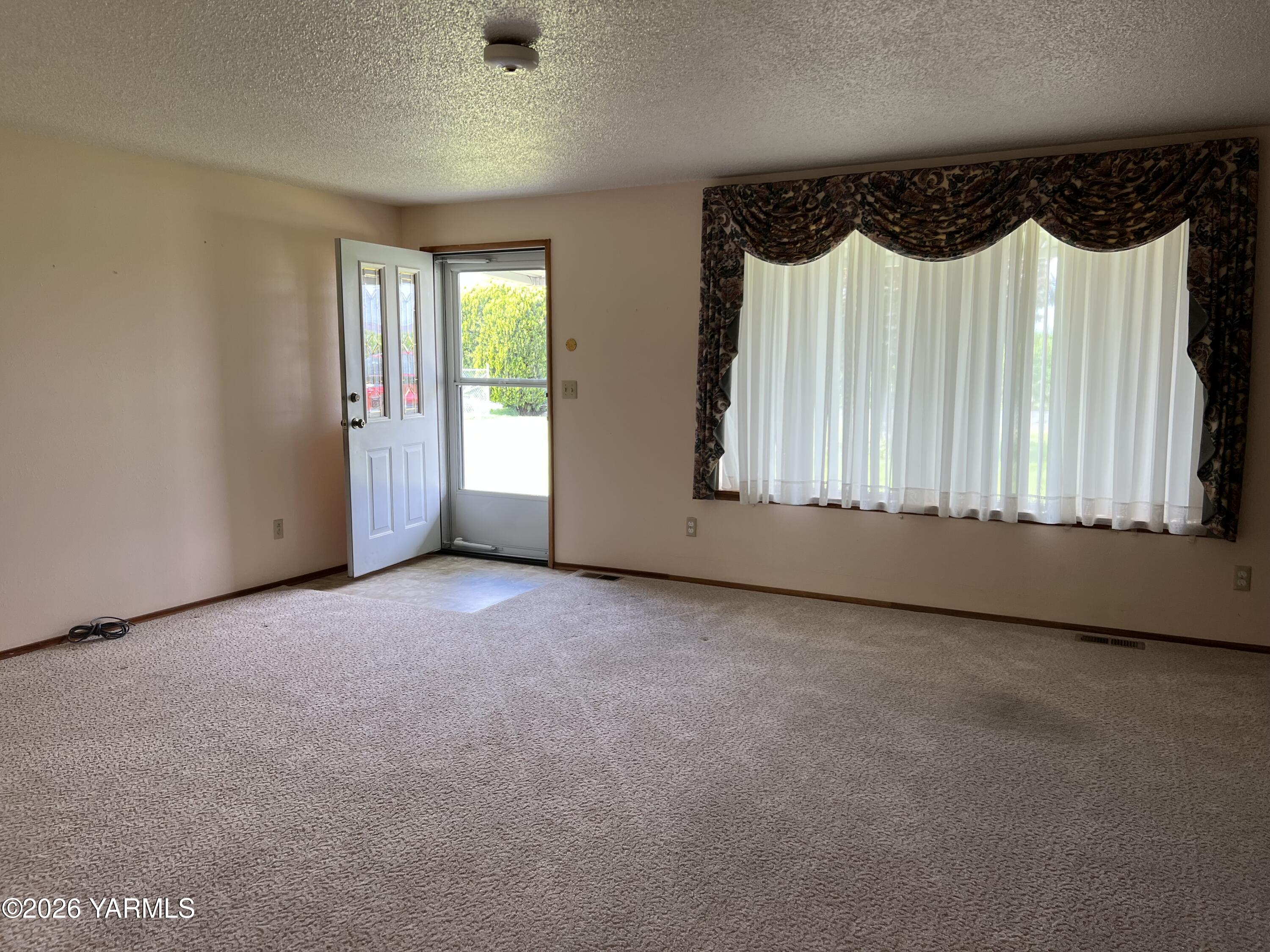 2091 Ashue Road Wapato, WA 98951 - Photo 2 of 27 IMG_2106