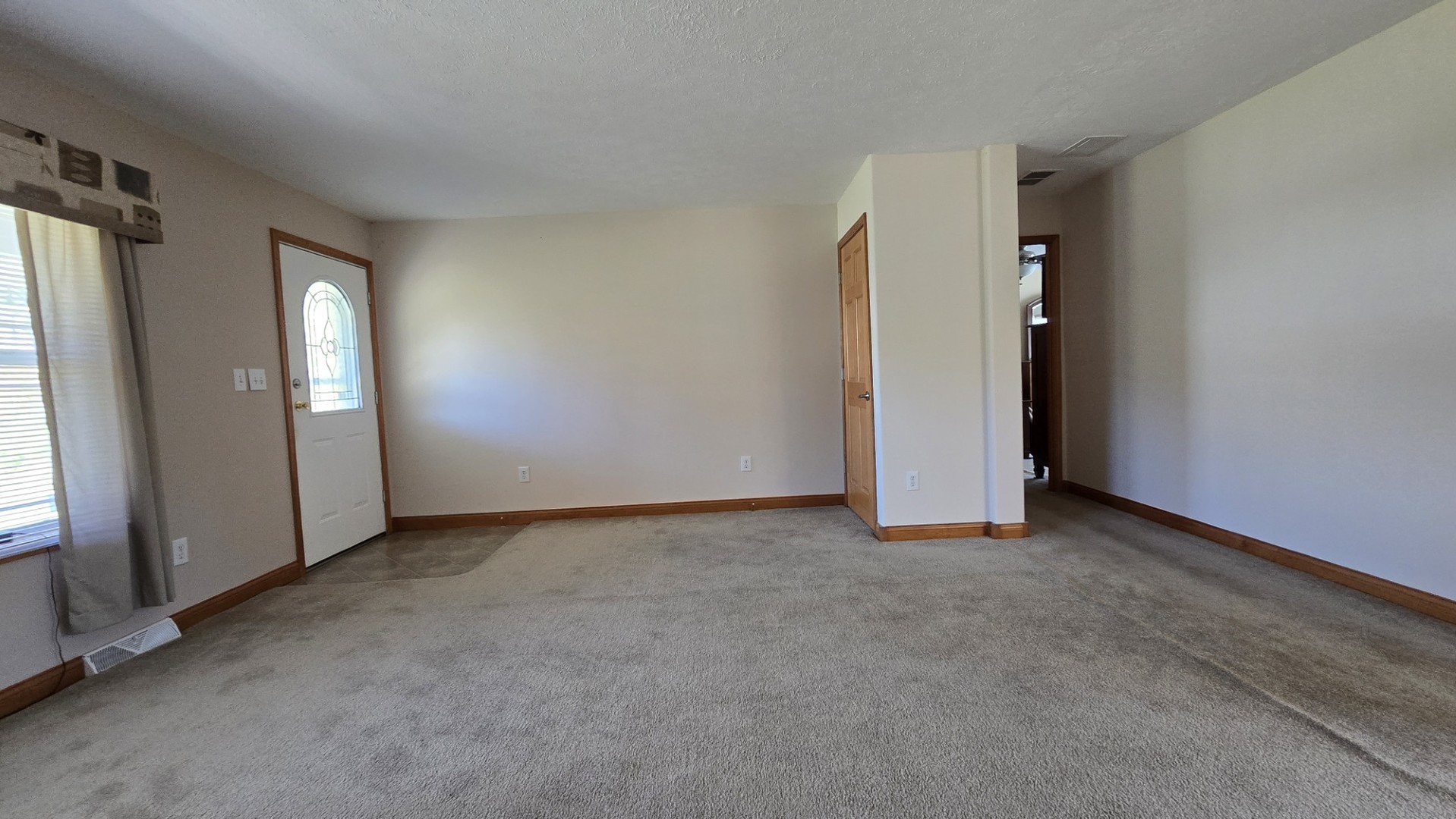 1240 Hummingbird Road Buncombe, IL 62912 - Photo 29 of 51 an empty room with windows and closet