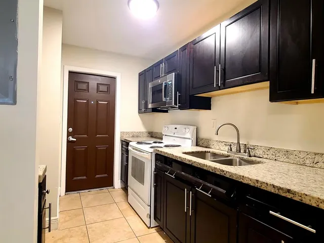 $2,750 | 1977 Northwest 5th Place, Unit 408, Miami, FL 33136