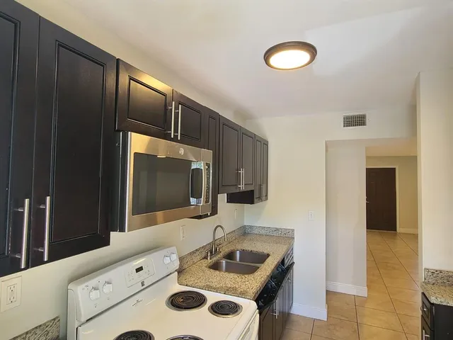 $2,750 | 1977 Northwest 5th Place, Unit 408, Miami, FL 33136