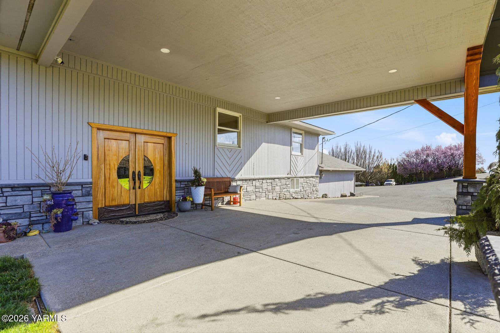12309 Douglas Road Yakima, WA 98908 - Photo 5 of 58 5- Front Entrance