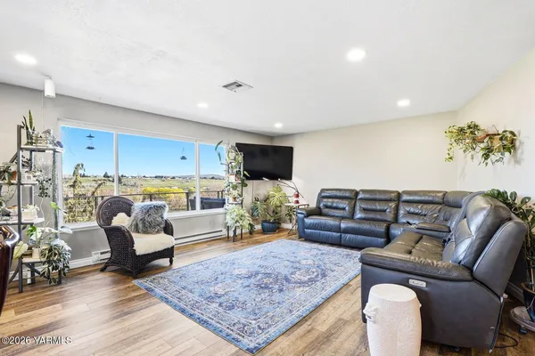 $707,000 | 12309 Douglas Road, Yakima, WA 98908