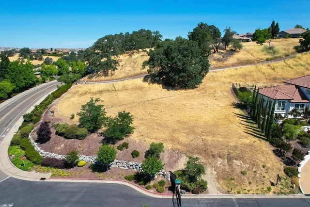a view of a lake in a yard