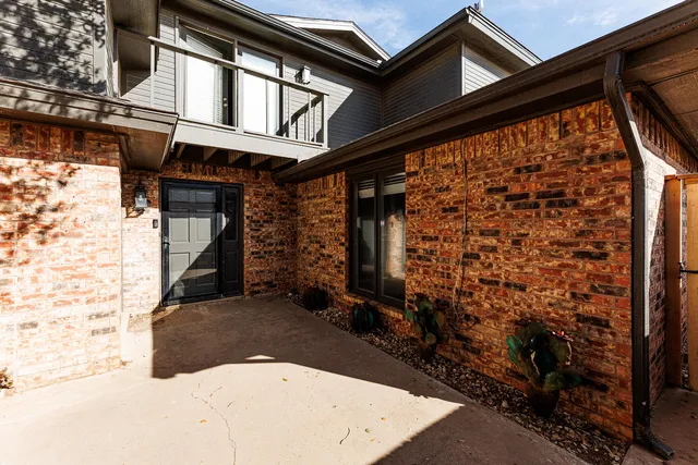 a view of a pathway of a house with wooden fence