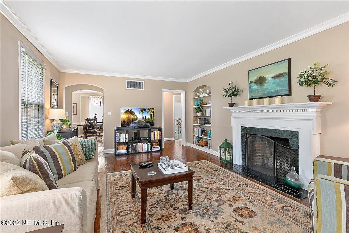 1538 Brookwood Road Jacksonville, FL 32207 - Photo 4 of 28 Living Room