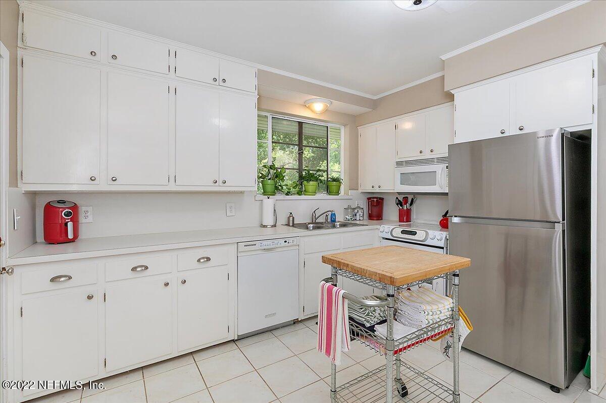 1538 Brookwood Road Jacksonville, FL 32207 - Photo 7 of 28 Kitchen