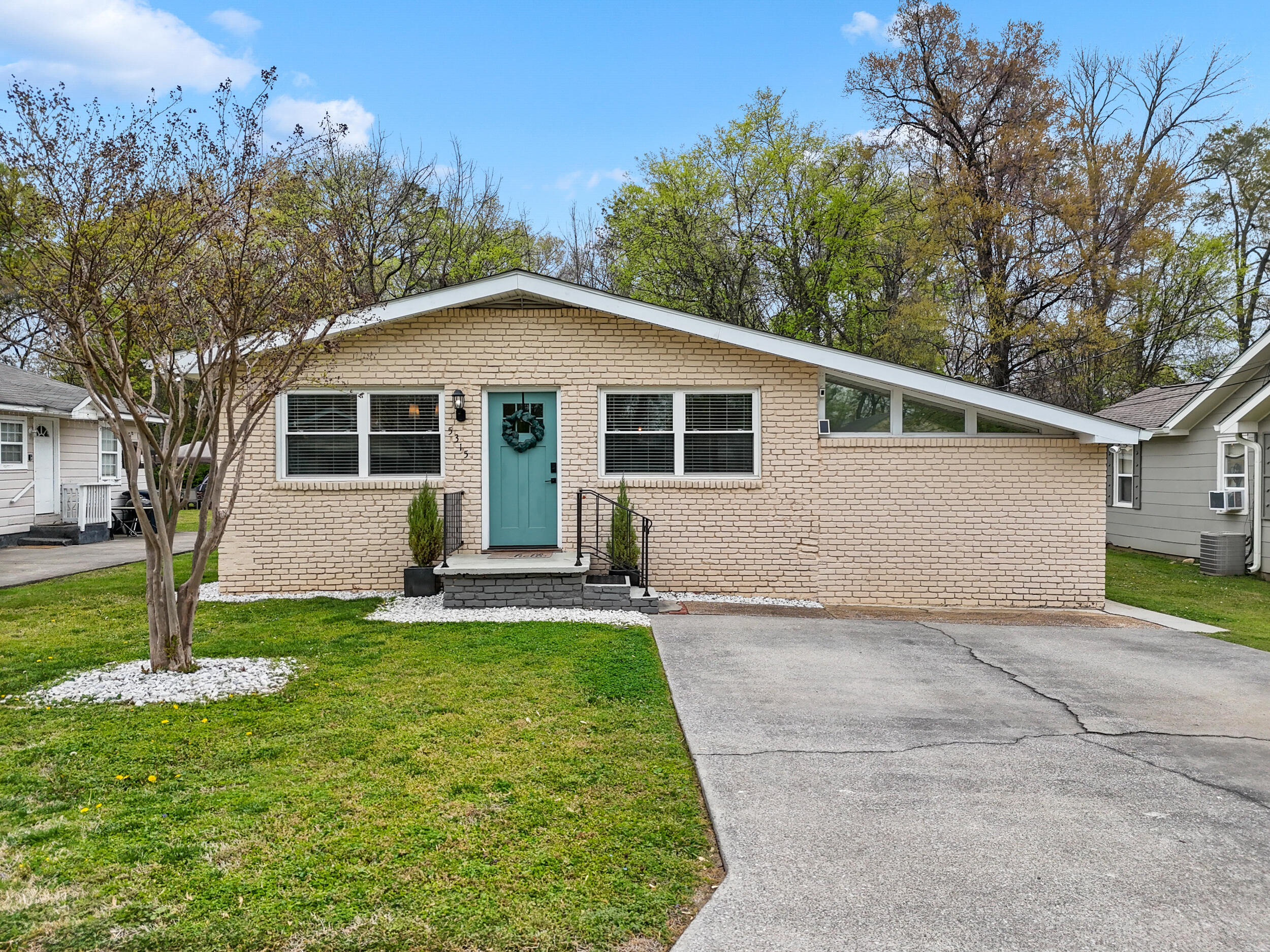 5315 Connell Street Chattanooga, TN 37412 - Photo 1 of 27 Front Door