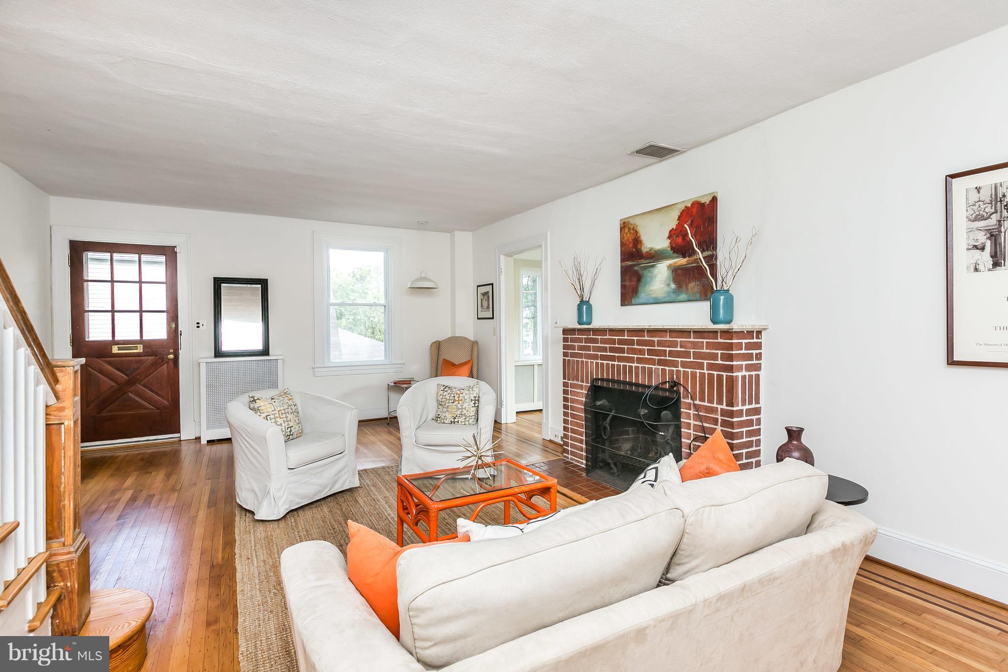 2212 Crest Road Baltimore, MD 21209 - Photo 4 of 30 Living Room