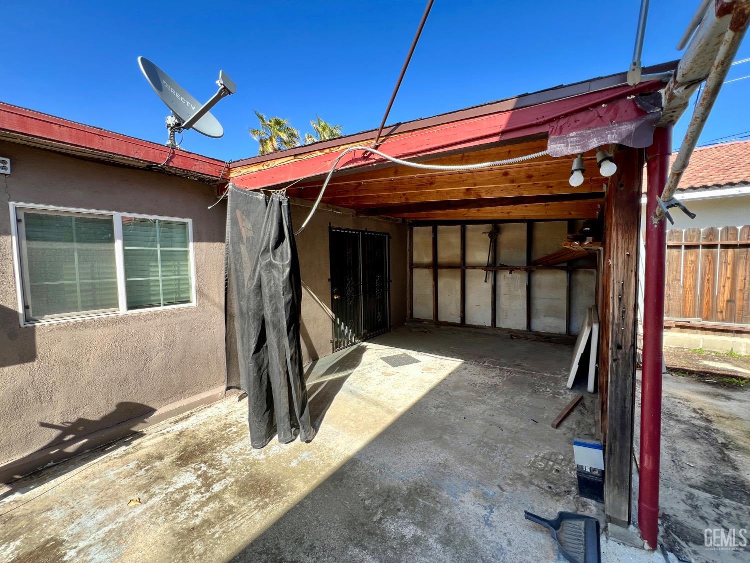 Undisclosed Address Wasco, CA 93280 - Photo 21 of 24 a view of a balcony with table and chairs